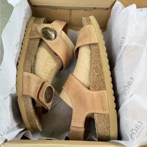 Taos Luckie Tan color